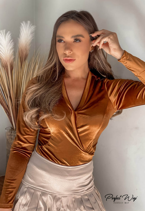 BODY DE VELUDO C/ TRANSPASSE MARROM RI12048,💫