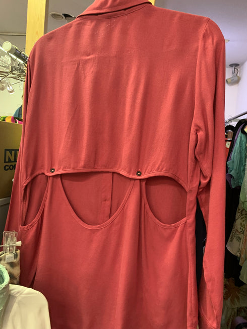 CAMISA SANTÍSSIMA COM ABERTURA NAS COSTAS💫