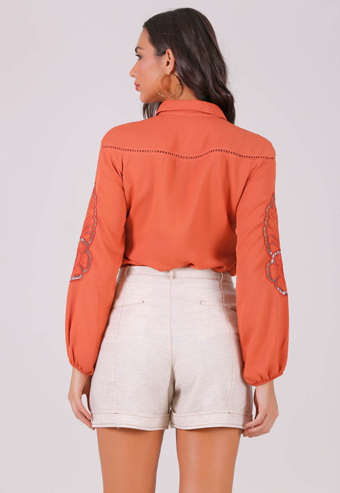 CAMISA COM BORDADO NAS MANGAS💫