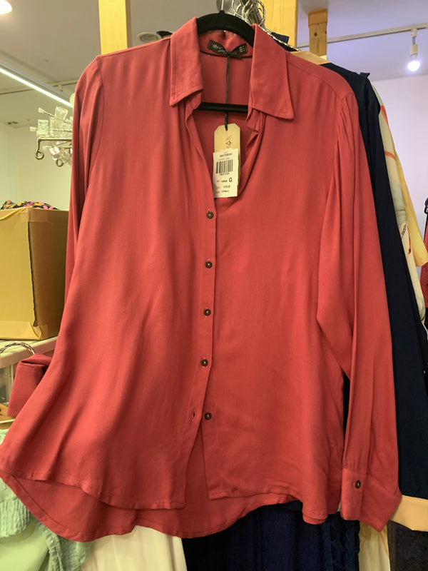 CAMISA SANTÍSSIMA COM ABERTURA NAS COSTAS💫