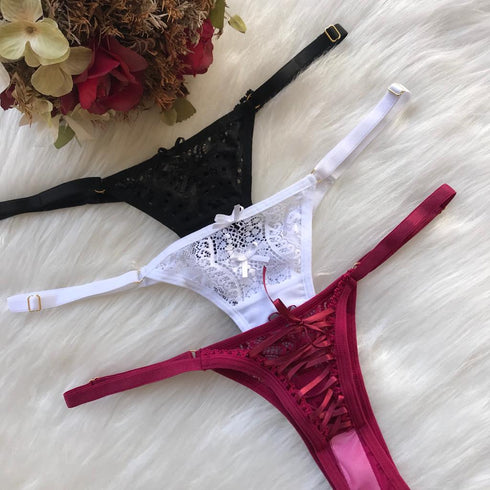 CALCINHA EM RENDA COM LAÇOS E REGULAGEM NA LATERAL