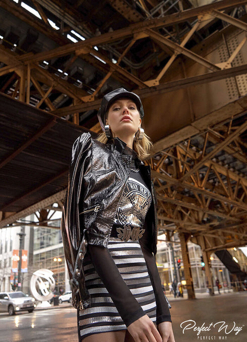 JAQUETA COM RECORTES EM COURO ECOLÓGICO 💫