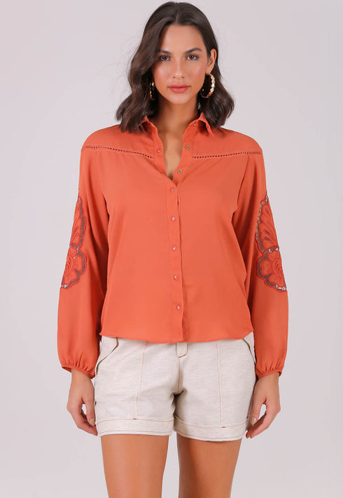 CAMISA COM BORDADO NAS MANGAS💫