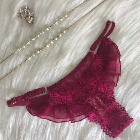 …CALCINHA em renda com babados e regulagem na lateral