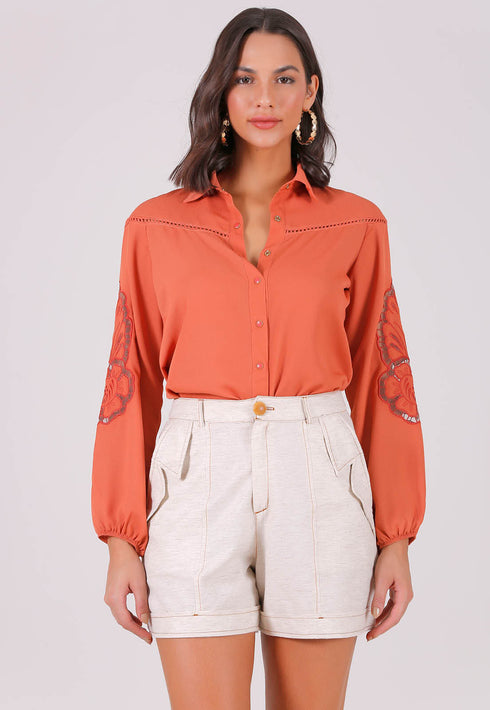 CAMISA COM BORDADO NAS MANGAS💫